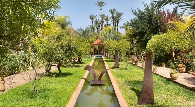 Enfants découvrant des objets artisanaux au musée de la Palmeraie